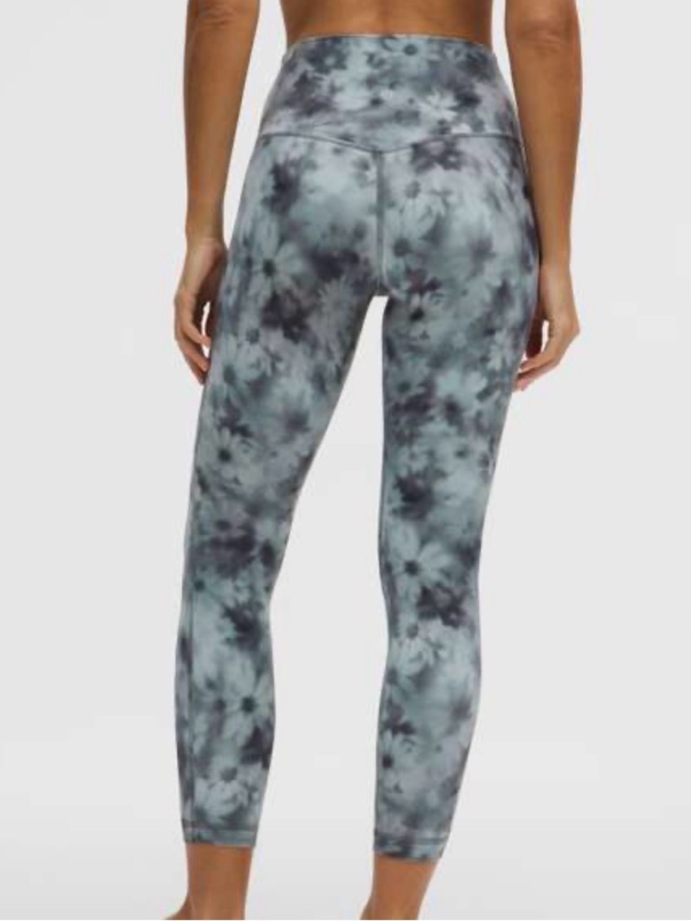 Athleta Salutation Stash Pocket 7/8 Tight - Size M Petite